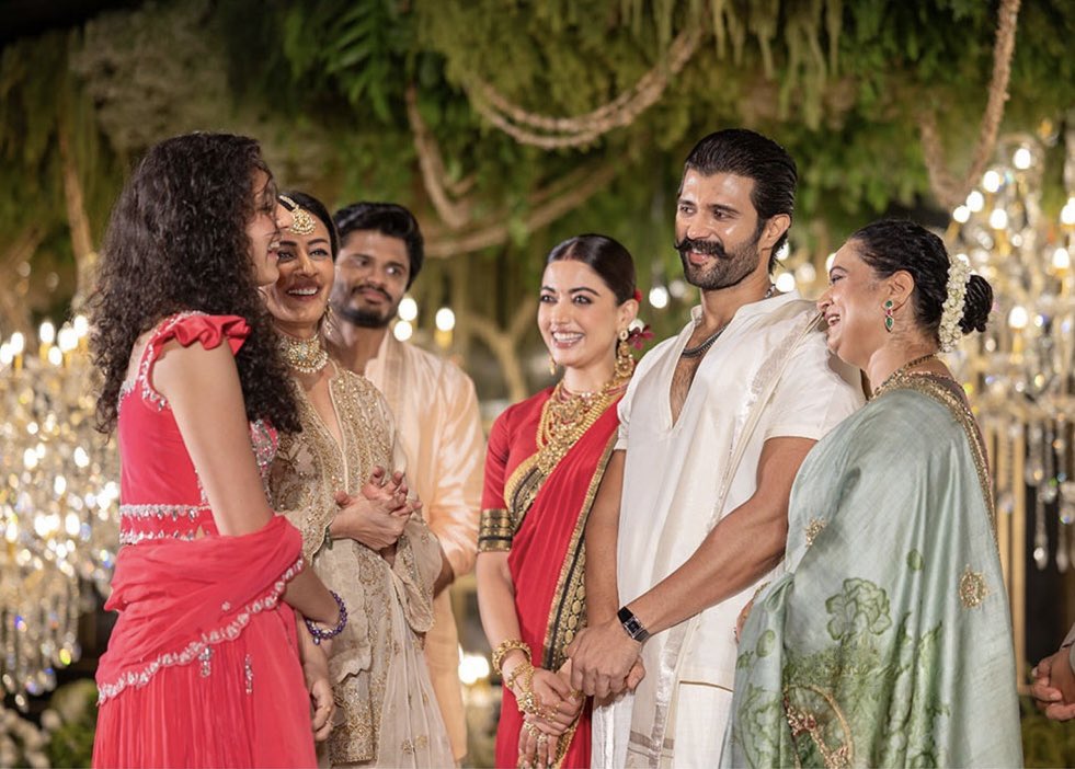 EmoriDiamond's tweet image. Big celebrations in Hyderabad as @TheDeverakonda and @iamRashmika host their wedding reception. ✨
Fans are excited to see the couple celebrate this special moment together. 
#EMORI wishes them love and happiness for the future. ❤️

#Virosh #Viroshreception #RashmikaMandanna