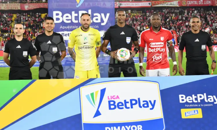 Confirma <a href="/velezfutbol/">Carlos Antonio Velez</a> que Diego Ulloa fue suspendido por la Comisión Arbitral, tras invalidar el gol de #SantaFe a #AtléticoNacional el pasado 25 de febrero.