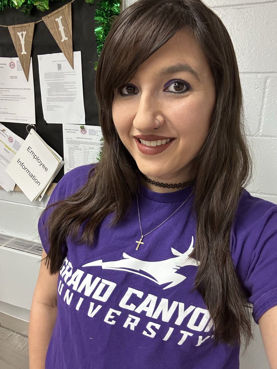 ConservativeGG3's tweet photo. Day 4 of Read Across America: Wear your favorite color.

My favorite color is purple, and GCU’s colors are purple and white, so I decided to show off some school spirit! 

LOPES UP!!😉✝️🎓📖🦌💜🤍

#GCULopes #GradSchool #StraightAStudent #ReadAcrossAmerica @gcu https://t.co/Y3NaQvNr1I