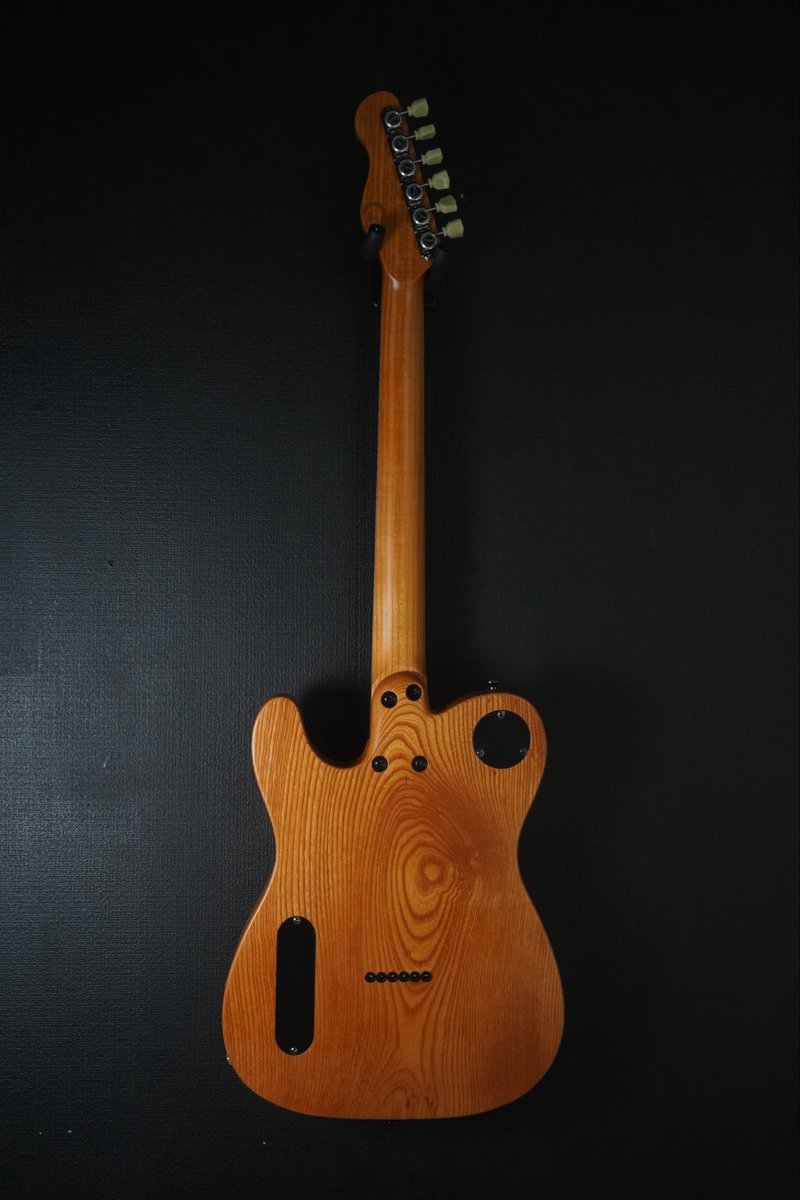 kBuntline's tweet photo. 表も裏も音もかっこよすぎるギターを作っていただきました…！
一生大事にします！

 #sagoの日 https://t.co/uXmkuTxVxZ