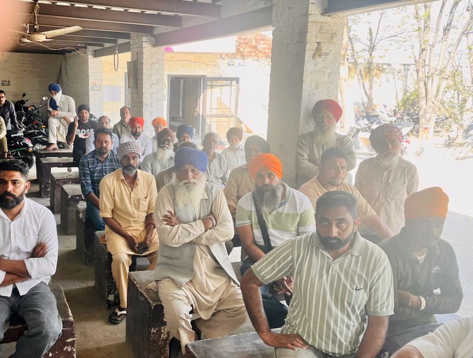 SangrurPolice's tweet photo. 🚦Traffic Education Cell of #SangrurPolice organized a seminar at the Truck Operator Union, #Dirba to raise awareness among drivers about traffic rules, #RoadSafety, proper document maintenance, #DrugAbuse, Cyber Crimes & #Helpline112
#TrafficAwareness #FollowTrafficRules https://t.co/GB80dPKQH6
