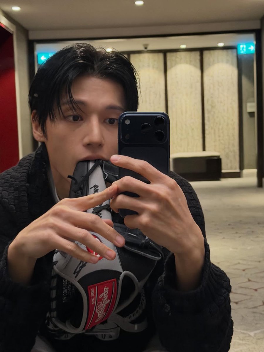 ateezbrwins's tweet photo. [📸] #WOOYOUNG fez um novo post no instagram

“Australiano! Australiano! Australiano!”

+
3/11
#우영 #LikeNASA #NASA #ATEEZ #에이티즈 #GOLDENHOUR_Part4 #Adrenaline @ATEEZofficial https://t.co/hDYN4PmsbE