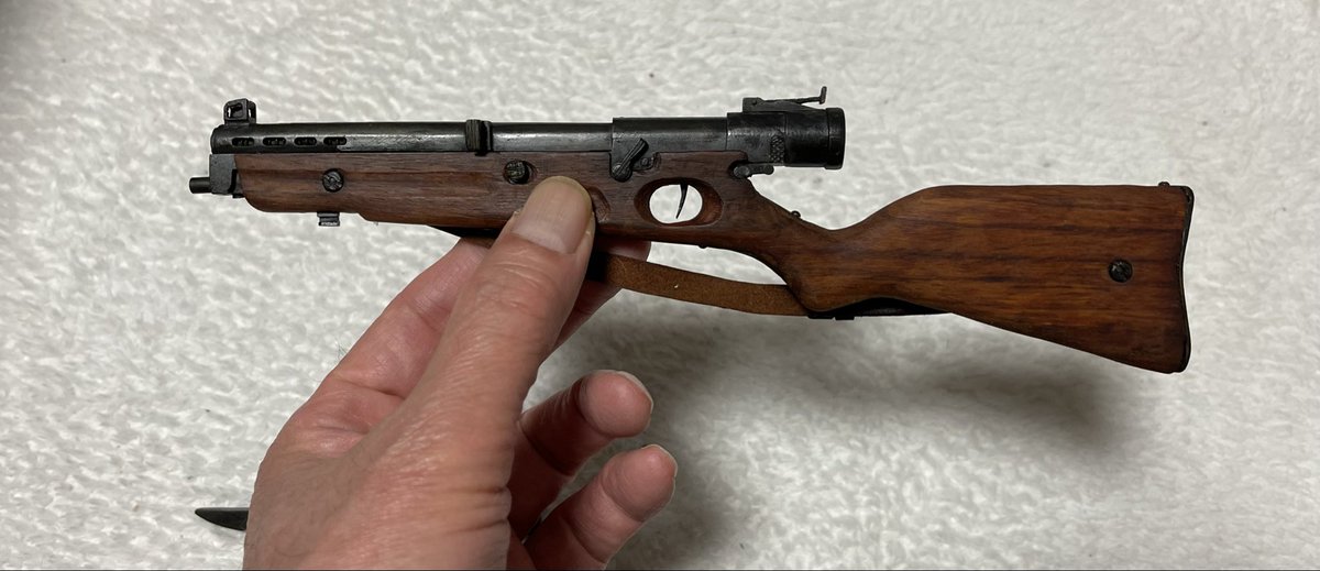 ERawWiDY4MAVdc5's tweet photo. 試製二式機関短銃・ミニ
試製二式機関短銃に非常に興味が有りました。しかし、無可動では出ないだろし、出てもバカ高くなって老後の生活に影響が出ると思い、1/3のミニチュアを作っていただきました。あー、でも引き金ひきにくい。 https://t.co/zBtQfquLsk
