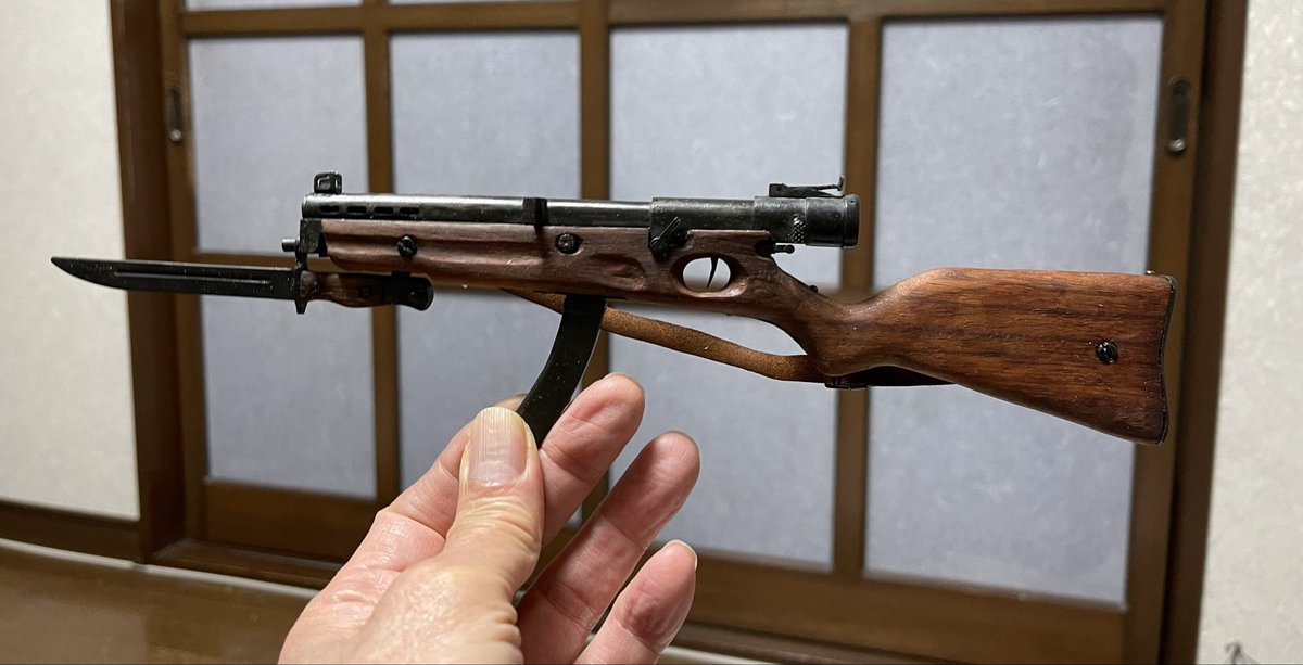 ERawWiDY4MAVdc5's tweet photo. 試製二式機関短銃・ミニ
試製二式機関短銃に非常に興味が有りました。しかし、無可動では出ないだろし、出てもバカ高くなって老後の生活に影響が出ると思い、1/3のミニチュアを作っていただきました。あー、でも引き金ひきにくい。 https://t.co/zBtQfquLsk