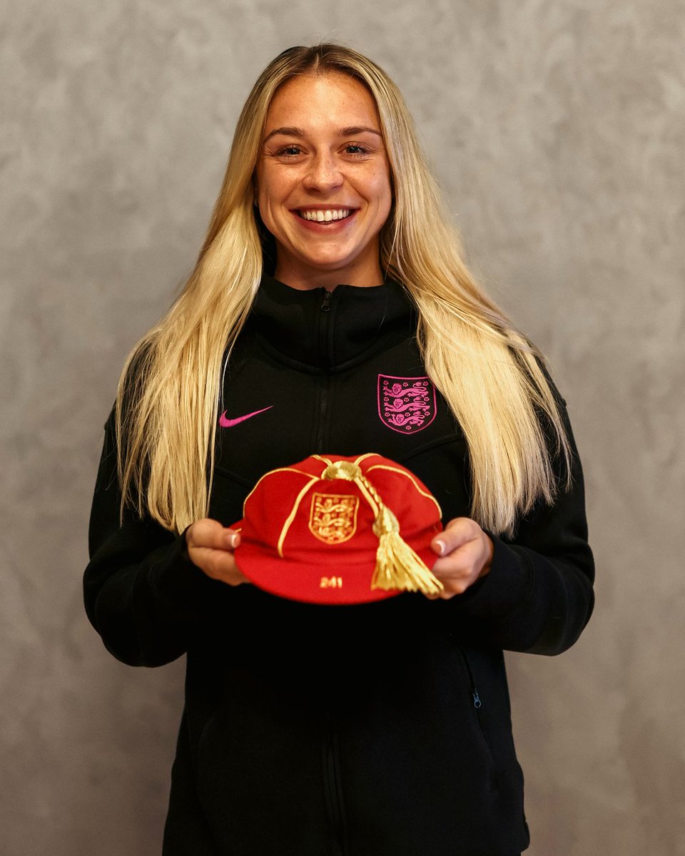 Lionesses's tweet image. Player number 241 🏴󠁧󠁢󠁥󠁮󠁧󠁿 ❤️

Welcome to the #Lionesses family, @poppypattinson3 !