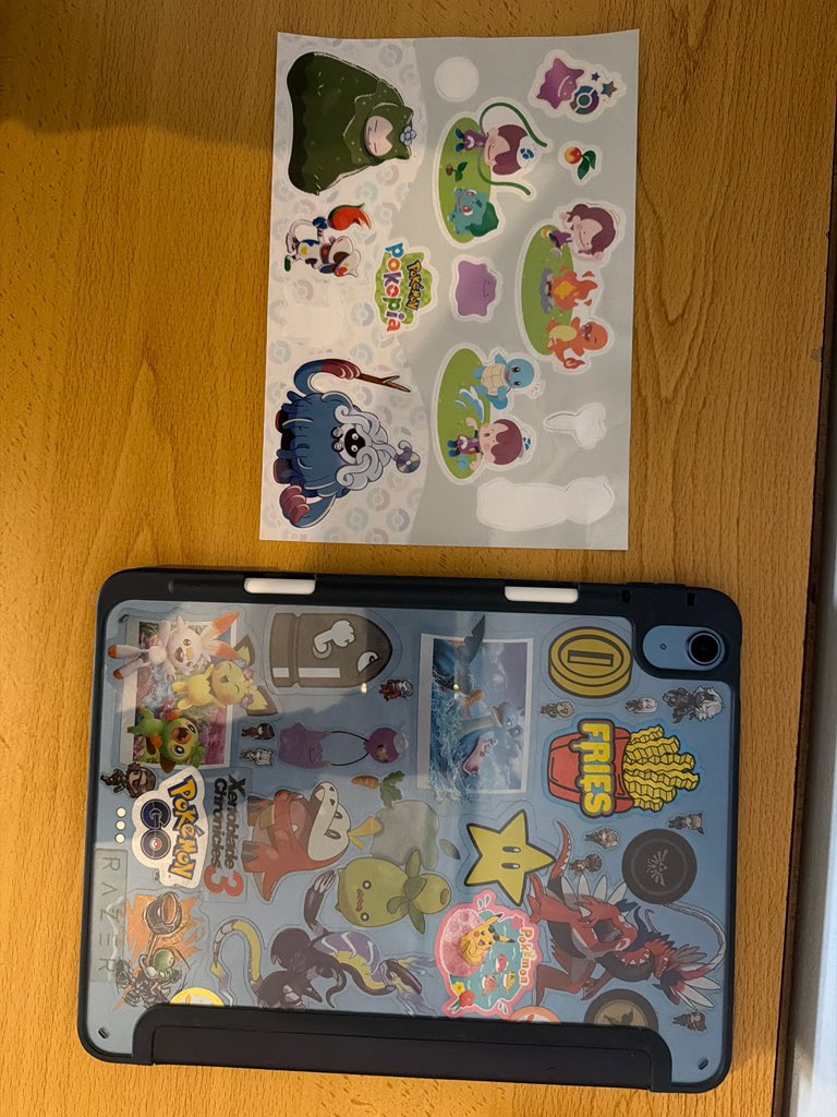 Pokopia recogido 😍 y en lo que se descarga no he podido resistirme a usar los stickers 😂