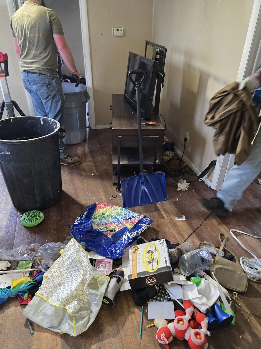 Swtcorn91's tweet photo. @TravisTannahill @steveconaway1 @gwiesefarms They cash flow but come with phone calls, evictions, repairs at almost always horrible times (Saturday night, holidays, etc) when they are good they are good when they are bad they are bad. You never know when you might have to scoop a house to get ready. Not Passive Income! https://t.co/LhJDiQnfCo