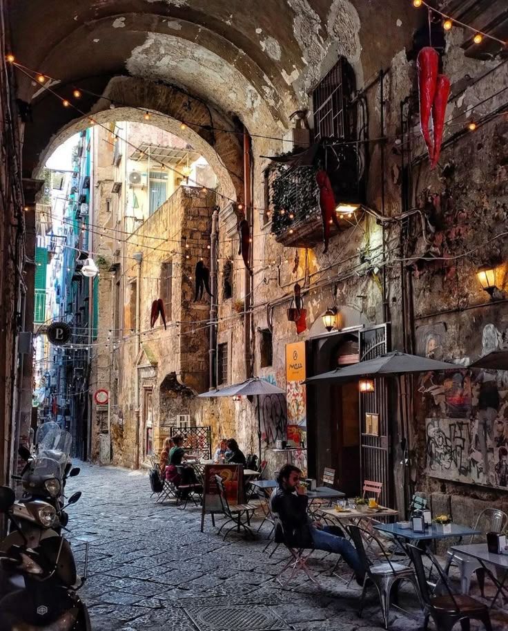 State dando troppo "spazio" ad un #Cazzullo qualsiasi, io ve lo dico poi fate voi...

...T'o raccontano a Napule
Nfaccia e mure de viche
Può lleggere a storia è sta bella città... 🎶