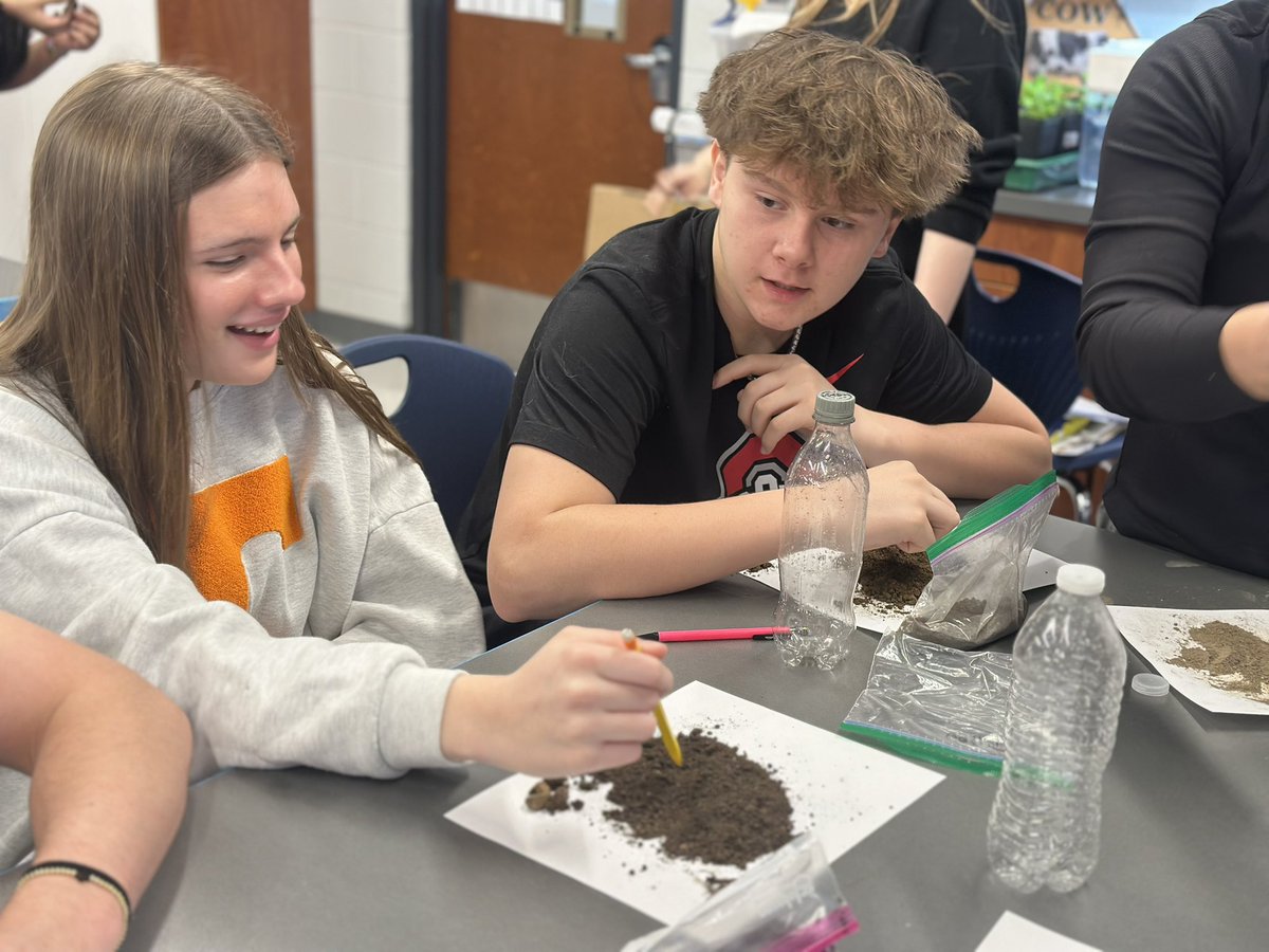 MrsGs_Classroom's tweet photo. A busy week before Spring break
While waiting on the greenhouse to be made functional, Greenhouse Management enjoys reaping the harvest of the grow towers as they enjoy the first salad of the season. Agriscience is learning how to determine the soil texture in their own back yard https://t.co/bkdn6xuPGa