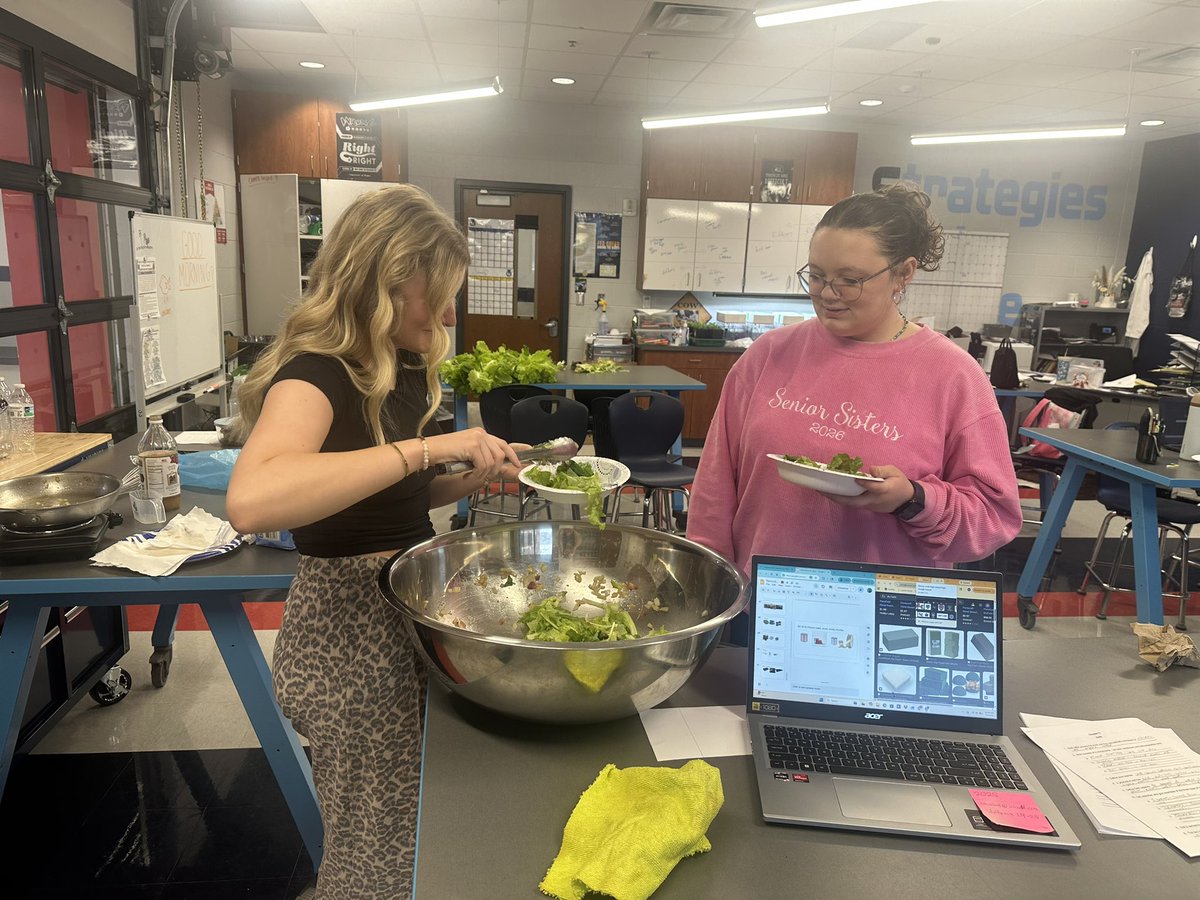 MrsGs_Classroom's tweet photo. A busy week before Spring break
While waiting on the greenhouse to be made functional, Greenhouse Management enjoys reaping the harvest of the grow towers as they enjoy the first salad of the season. Agriscience is learning how to determine the soil texture in their own back yard https://t.co/bkdn6xuPGa