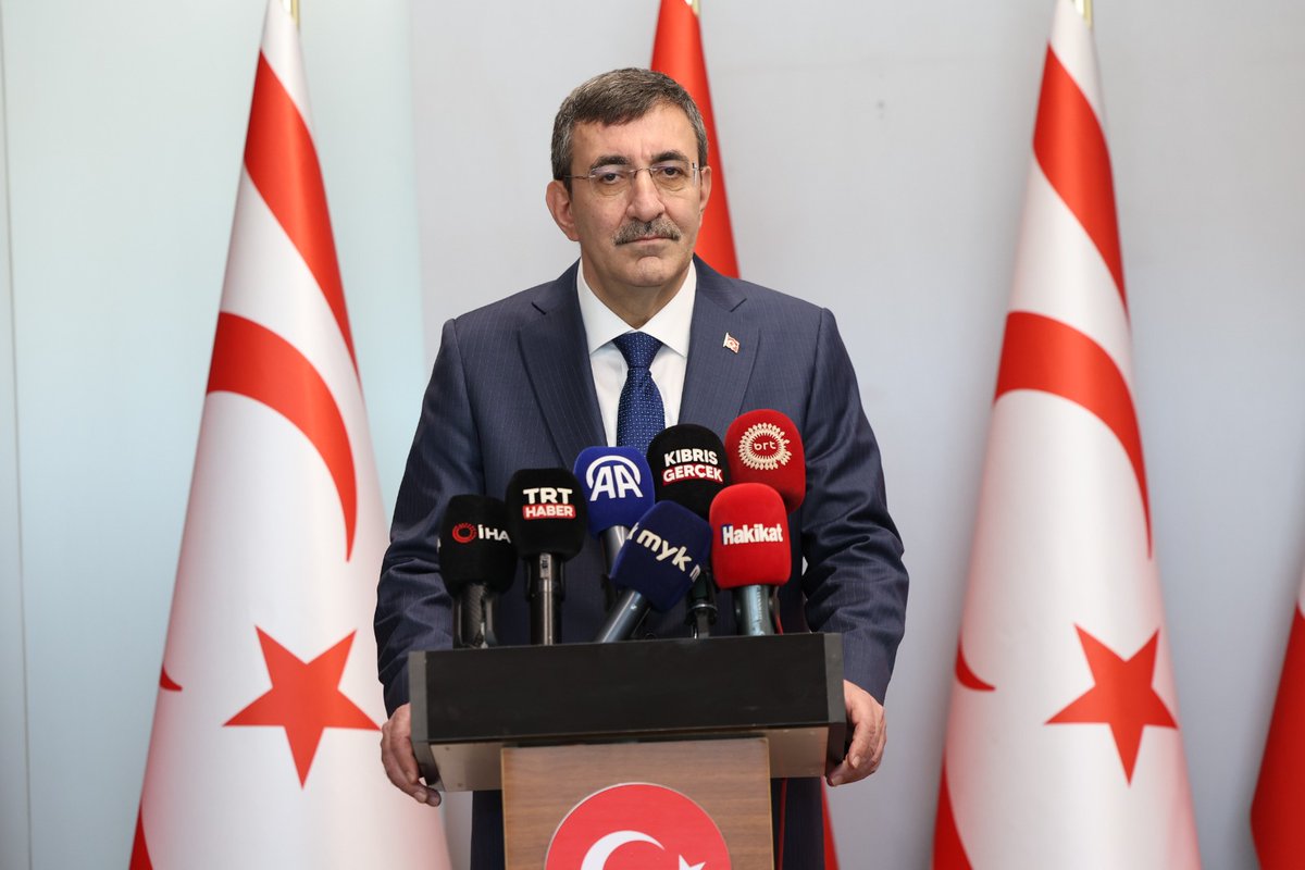 anadoluajansi's tweet photo. Cumhurbaşkanı Yardımcısı Cevdet Yılmaz, GKRY'nin askeri üslerde üçüncü ülkelere kullanım ayrıcalıkları tanımasına ilişkin açıklamalarda bulundu ⤵️

— Rum yönetiminin Ada'daki askeri üslerde üçüncü ülkelere kullanım ayrıcalıkları tanıması Ada'da yaşayan herkesi risk altına sokmuştur

— Ada'nın Orta Doğu'ya yönelik operasyonlar için kullanılıyor olması bölge ülkeleri için risk teşkil etmektedir

https://t.co/ri7SQKbnBu