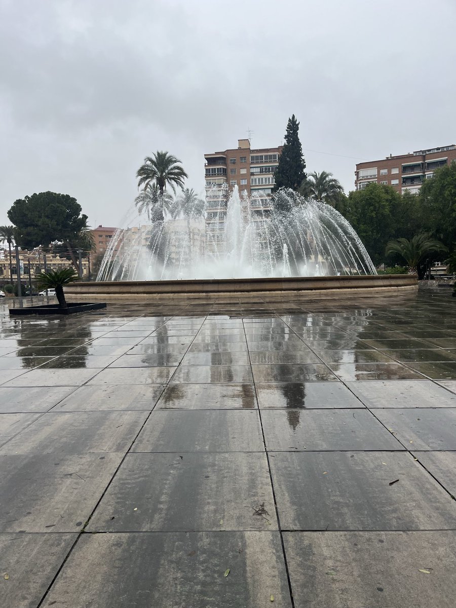 skaremur's tweet photo. Días lluviosos. 🌧️🌧️ #plazacircular #murcia #lluvia #eltiempoenmurcia #capital #españa #frio #agua #fuente #marzo #temporal #borrasca #cielo https://t.co/4br7SIY25Y