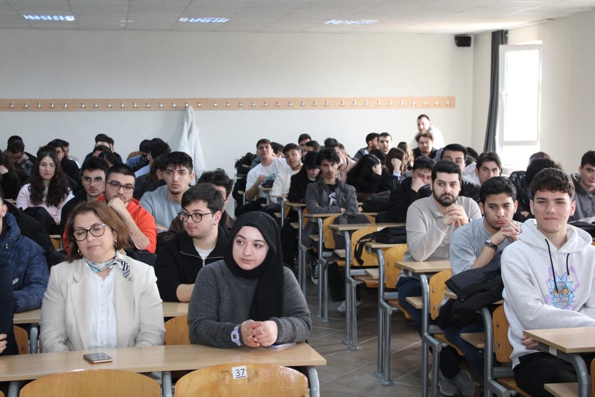 Sayın Kaykakamımız Mehmet Uğur ARSLAN, Sakarya Uygulamalı Bilimler Üniversitesinde  gercekleştirilen İlk Ders Etkinliğinde Bilişim Dünyasının Geleceğinde İnsan Kalabilmek konulu konuşmasını gerçekleştirdi. Konuşmanın sonunda kendisine teşekkür belgesi takdim edildi.