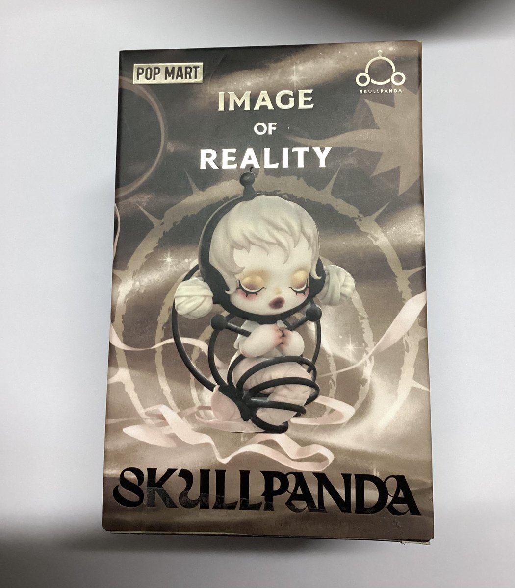 npllri's tweet photo. ขายต่อ skullpanda คอล image of reality ตัว The imagination 
*มีตำหนิเล็กน้อย* มีการ์ด ถุง และกล่อง
** ตำหนิ ตรงหัว และหน้ามีรอยเล็กน้อยตามภาพ พต.ทักแชทได้เลยค่ะ ที่เหลือเป็นร่องรอยจากตัวน้องอยู่แล้วค่า **  250 รส ค่ะ
#ตลาดนัดกล่องจุ่ม #POPMART #SKULLPANDA #ตลาดนัดpopmart https://t.co/8ElPe7FV02