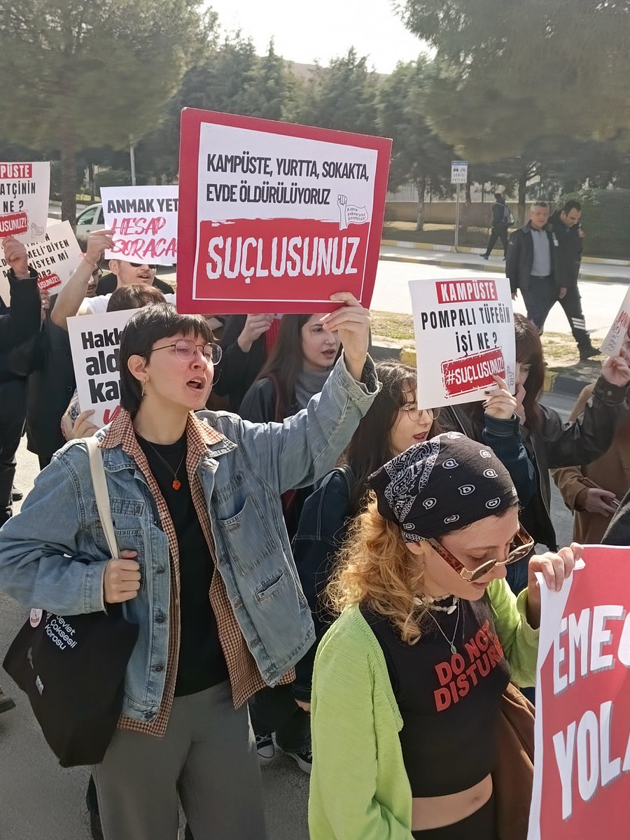 deu_kdk's tweet photo. Bugün Dokuz Eylül Üniversitesinde emeğimiz ve hayatımız için, daha özgür yaşayacağımız bir dünya için yürüdük.
Her gün öldürüldüğümüz, katledildiğimiz bir düzende yaşamamak için, okurken çalışmak zorunda kalmamak için hep birlikte sesimizi çıkartıyoruz.
Onlar tek biz hepimiz! https://t.co/nC7UIQw24U
