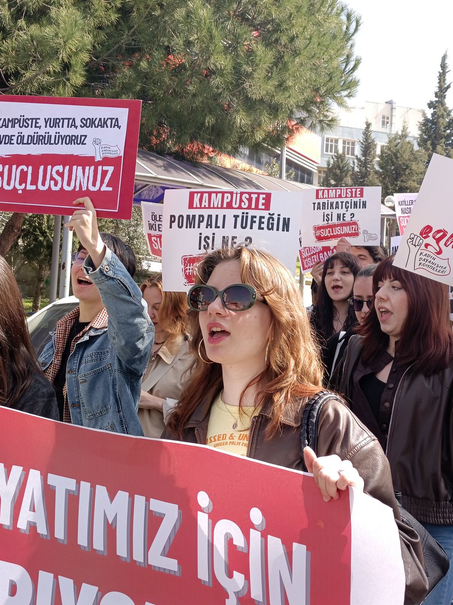 deu_kdk's tweet photo. Bugün Dokuz Eylül Üniversitesinde emeğimiz ve hayatımız için, daha özgür yaşayacağımız bir dünya için yürüdük.
Her gün öldürüldüğümüz, katledildiğimiz bir düzende yaşamamak için, okurken çalışmak zorunda kalmamak için hep birlikte sesimizi çıkartıyoruz.
Onlar tek biz hepimiz! https://t.co/nC7UIQw24U