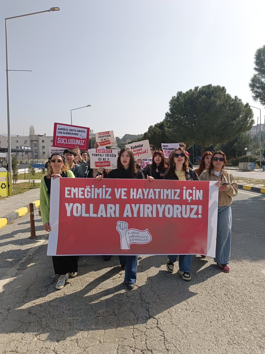 deu_kdk's tweet photo. Bugün Dokuz Eylül Üniversitesinde emeğimiz ve hayatımız için, daha özgür yaşayacağımız bir dünya için yürüdük.
Her gün öldürüldüğümüz, katledildiğimiz bir düzende yaşamamak için, okurken çalışmak zorunda kalmamak için hep birlikte sesimizi çıkartıyoruz.
Onlar tek biz hepimiz! https://t.co/nC7UIQw24U