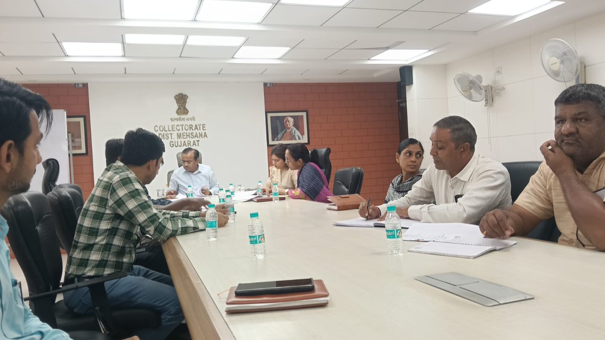 લખપતિ દીદી જિલ્લા કક્ષા સંકલન સમિતિની બેઠક યોજાઈ જેમાં એન.આર.એલ.એમ. યોજના હેઠળ ચાલી રહેલી કામગીરીની સમીક્ષા કરવામાં આવી અને વધુમાં વધુ સખી મંડળની બહેનો લખપતિ બને તે માટે તમામ વિભાગો દ્વારા સંકલિત સહકાર આપવા ઉપર ભાર મુકાયો. 
<a href="/CMOGuj/">CMO Gujarat</a> <a href="/sanghaviharsh/">Harsh Sanghavi</a> <a href="/revenuegujarat/">Revenue Dep. Gujarat</a>