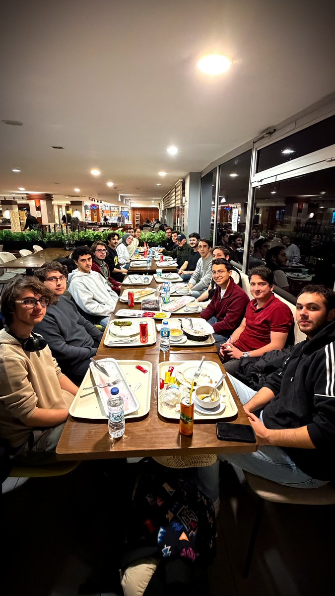 Başkanımız Mustafa Aksoy, İTÜ ROV Takımı ile iftar sofrasında bir araya geldi.

Mühendislik öğrenci takımlarını desteklemeyi ve onların çalışmalarını daha yakından tanımayı amaçlayan TeamsUp için bu buluşma hem samimi hem de ilham verici geçti. Takımın projeleri, hedefleri ve