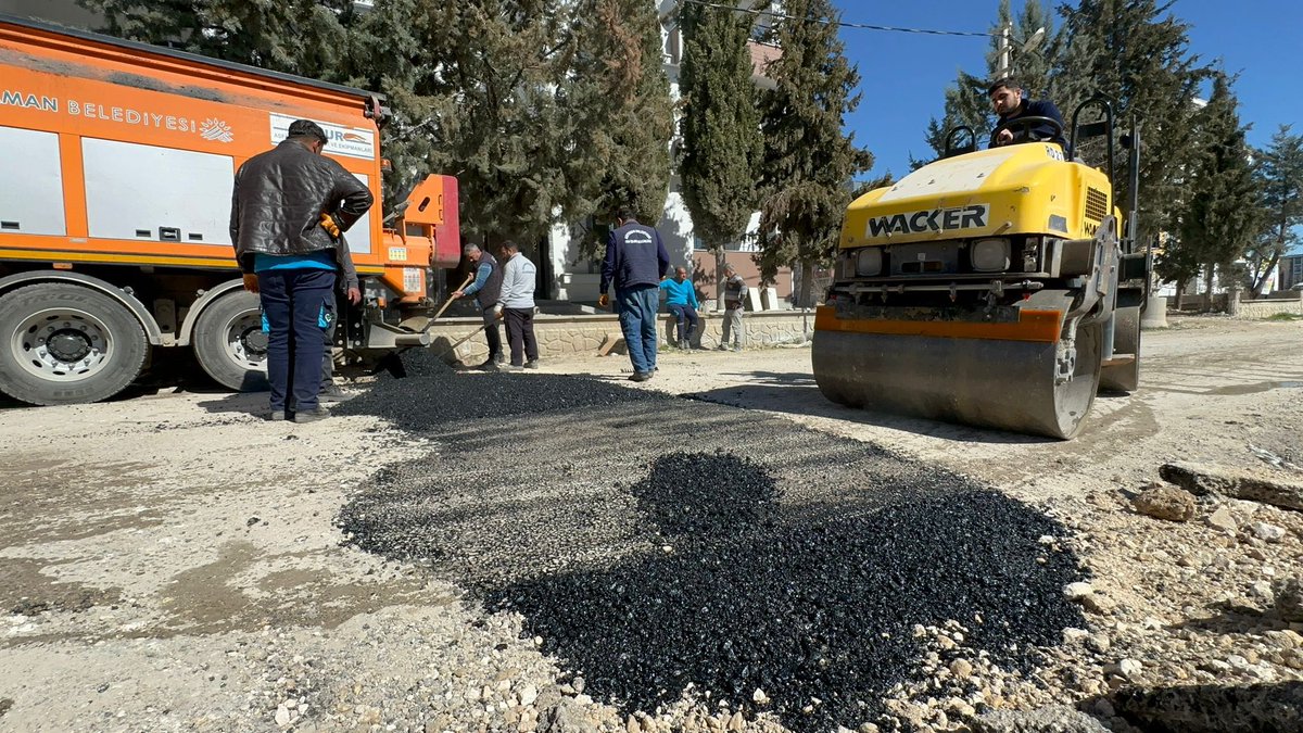 🚧 Yeni Mahallemizde, altyapı çalışmaları nedeniyle zarar gören 26180 nolu sokakta Fen İşleri Müdürlüğü ekiplerimiz asfalt serim çalışmalarına devam ediyor.

👷🏻Asfalt yama ve yenileme çalışmalarımızı aralıksız sürdürüyor, daha güvenli ve konforlu bir Adıyaman için var gücümüzle