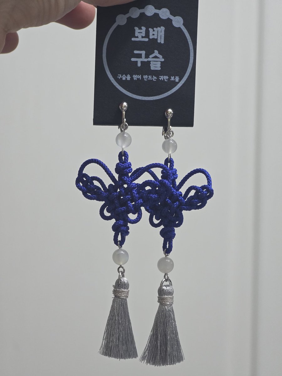 gem_beads's tweet photo. 간만의 작품 사진입니다.
전통매듭을 활용한 귀걸이에요:)
알러지가 생기지 않는 소재의 포스트와 귀찌를 사용하여 만들고 있습니다:) 색상, 귀걸이 장식 변형 자유롭게 가능합니다! https://t.co/aqN4Fqr6zf