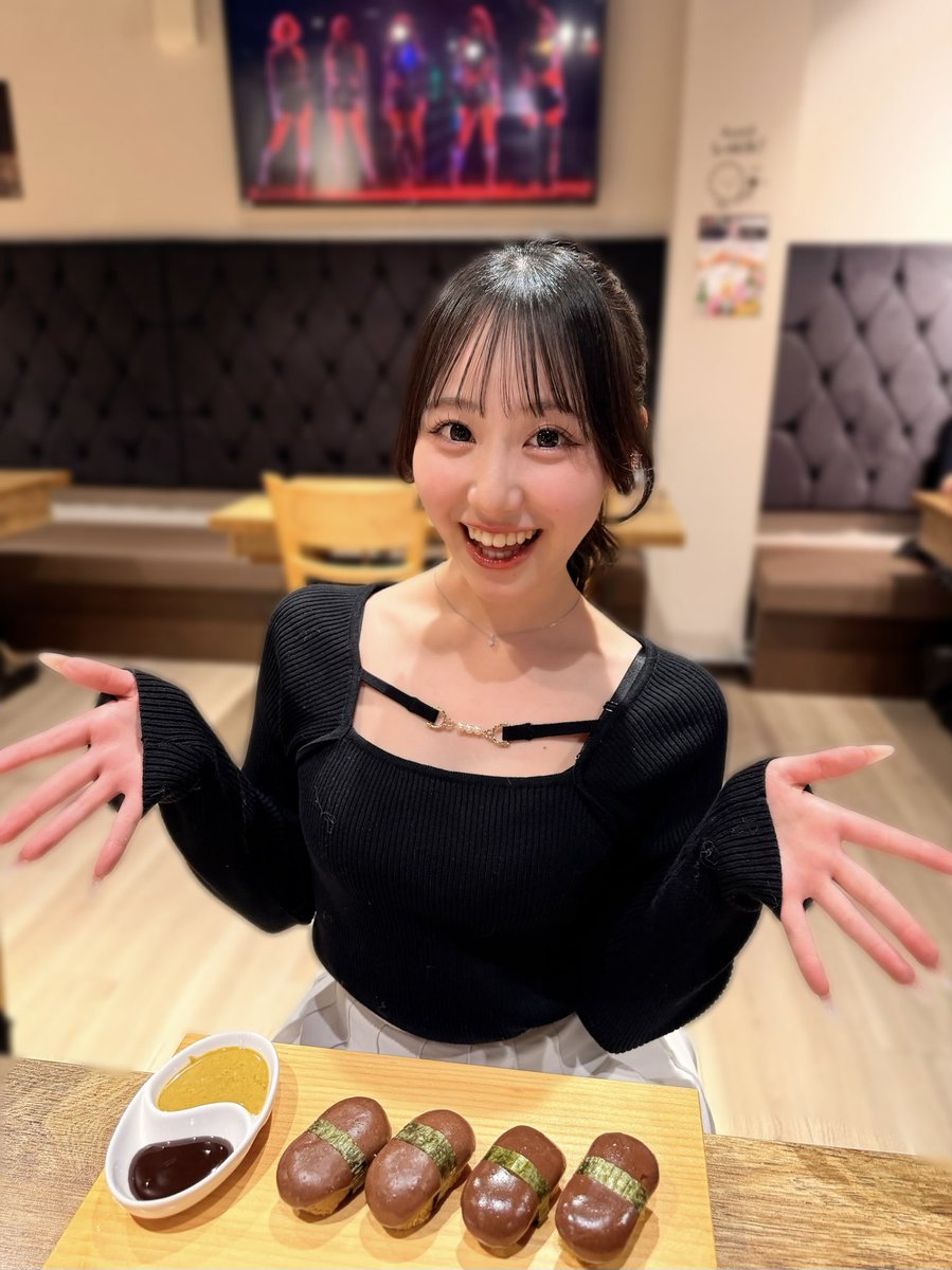mhr_0x's tweet photo. ドバイチョコ餅寿司、チョコパスタ！🤎

最近チョコ系のトレンドが増えてるってことは…
世の中がまひるに��づいてるってことでいい⁉️😏(？)

みんなもみたことある？💗
 #ドバイチョコ   #ドバイチョコもち  #チョコパスタ  #チョコレート  #韓国  #新大久保  #大学生  #ミスコン https://t.co/SJGBLLX0bZ