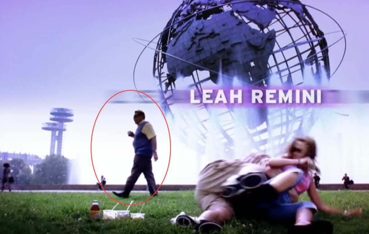 Watching The King of Queens. ICYMI, that's Arthur Spooner (Jerry Stiller) walking in the background as Doug and Carrie playfully wrestle during the opening credits 📺📺