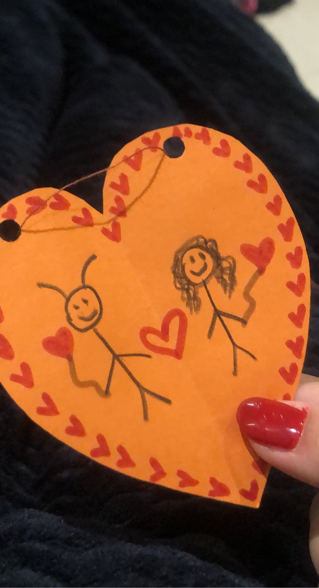 تذكرت هدية صديقتي بالفلنتاين وحطيتها على كڤر جوالي سنتين من كثر ما فرحت فيها🥹❤️❤️