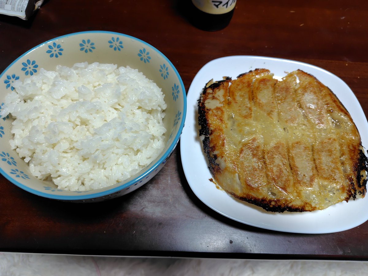 hides71863754's tweet photo. この時間に腹が減ったので急遽、ご飯炊いて｢味の素の冷凍餃子｣を焼いた！しかも生姜味のヤツ！

コレって！下手すりゃお店の餃子より美味いんない！？すげー美味い！
餃子6個でどんぶり飯1杯無くなった。おかわり案件だ。太る……
 #味の素
 #AJINOMOTO
 #餃子
 #晩飯
 #おひとりさま https://t.co/MrrbuUJJz9