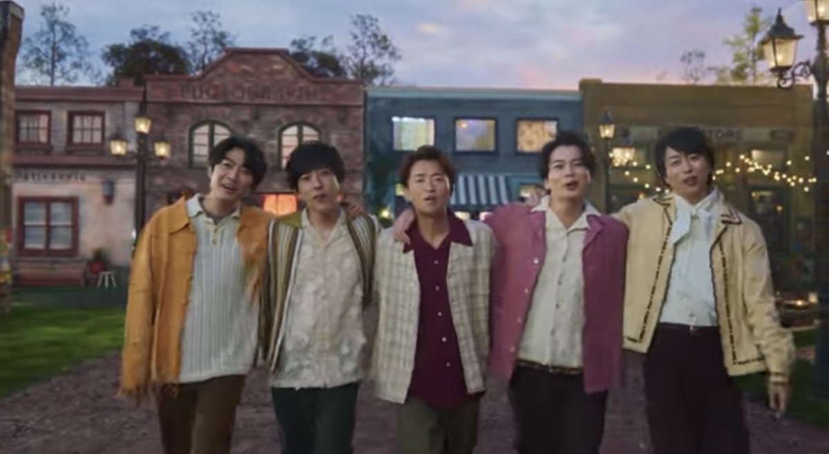 KuronekoYukari's tweet photo. @arashi5official Fiveジャケット大野くんのソロのシーンで泣ける(´Д⊂。・゜

5人最後まで一緒。これからも。

素敵なMV  めっちゃさいこーーーー
嵐　こころからありがとう

💙❤️💚💛💜

🕺🕺🕺🕺🕺✨

#嵐
#ARASHI
#Five
#ARASICK https://t.co/r9NerwcHtB