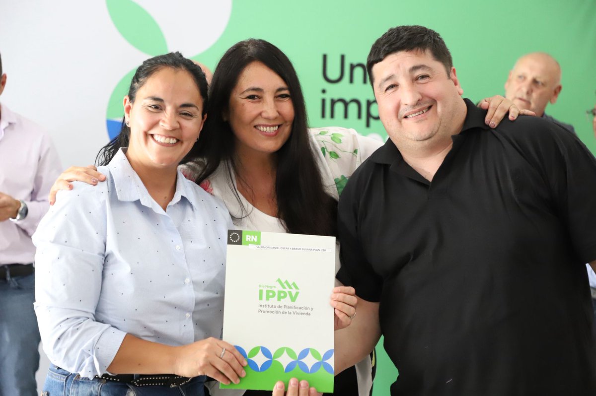 ippvrionegro's tweet photo. ROCA TIENE A NUEVAS FAMILIAS PROPIETARIAS

Acompañamos a 82 familias que pagaron su casa y su escritura y hoy celebran tener en sus manos el título de propiedad.

¡Felicitaciones! https://t.co/cbcLdQ0Qea
