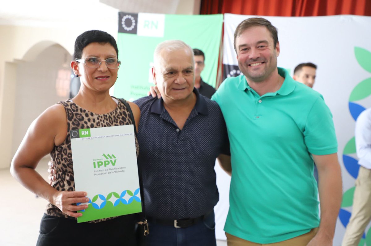 ippvrionegro's tweet photo. ROCA TIENE A NUEVAS FAMILIAS PROPIETARIAS

Acompañamos a 82 familias que pagaron su casa y su escritura y hoy celebran tener en sus manos el título de propiedad.

¡Felicitaciones! https://t.co/cbcLdQ0Qea