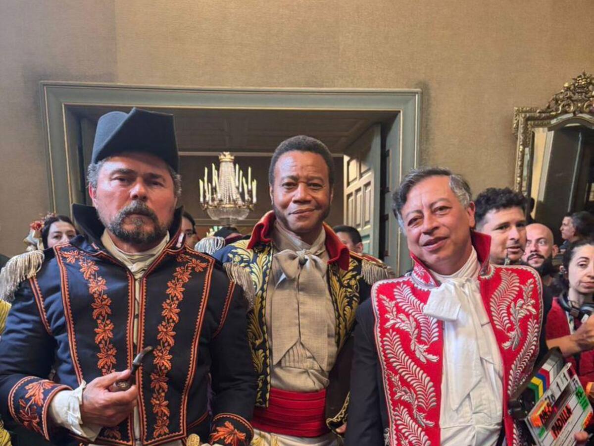 ojocolombia2026's tweet photo. 🇨🇴 Presidencia de la república anuncia que PETRO será el actor principal de la película del almirante José Padilla. 

E interpretará a SIMON BOLIVAR

Las Extravagancias de Petro le costaron a los colombianos $ 4.000.000 millones de dólares. 

Que opina de todo este despilfarro❓ https://t.co/lLy6kPWqmX