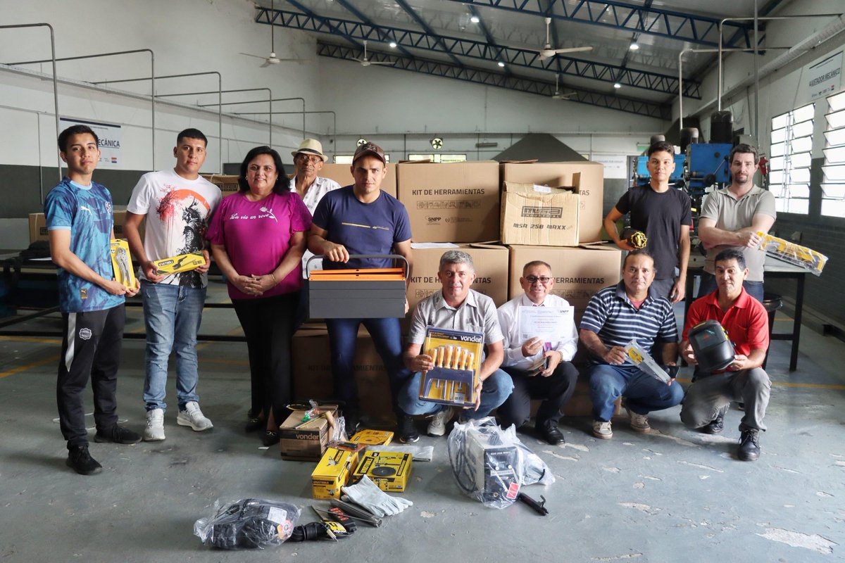 SNPP_Paraguay's tweet photo. 📍 Asunción
👷🏻♀️👷🏼♂️ #EQUIPATE | De la capacitación al trabajo formal
En el SNPP Sede Central, 28 egresados del curso HERRERÍA DE OBRAS (15 turno mañana y 13 turno tarde), recibieron sus herramientas para empezar a trabajar.🧰👨🏼🔧
Nuevos técnicos formados, listos para impulsar el auto empleo digno y sostenible.
Con #EQUIPATE conectamos capacitación con oportunidades reales.
#GobiernoDelParaguay #SNPP