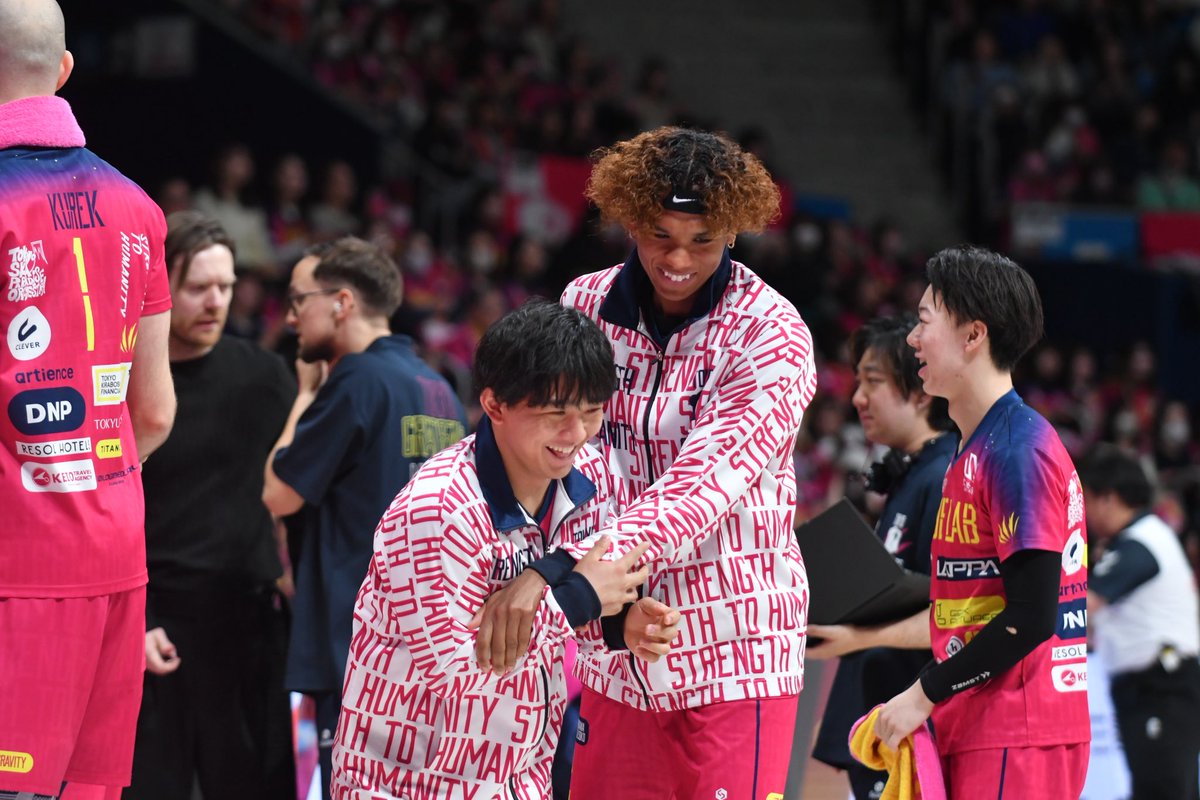 タイムアウト中にいちゃつく2人 Two people flirting during timeout