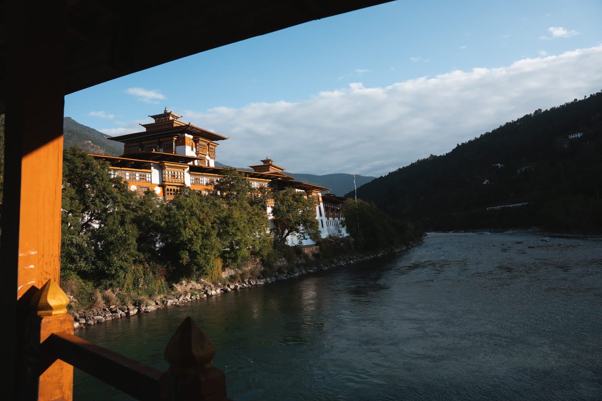 PrescriptTravel's tweet photo. Postcards from Punakha, Bhutan.  Historic Dzongs, coursing rivers, forested slopes, and prayer flags fluttering in the breeze.
#SoVirtuoso #VirtuosoTravel #andBeyondTravel #Bhutan #seewhatliesbeyond https://t.co/gIp5AcgISS
