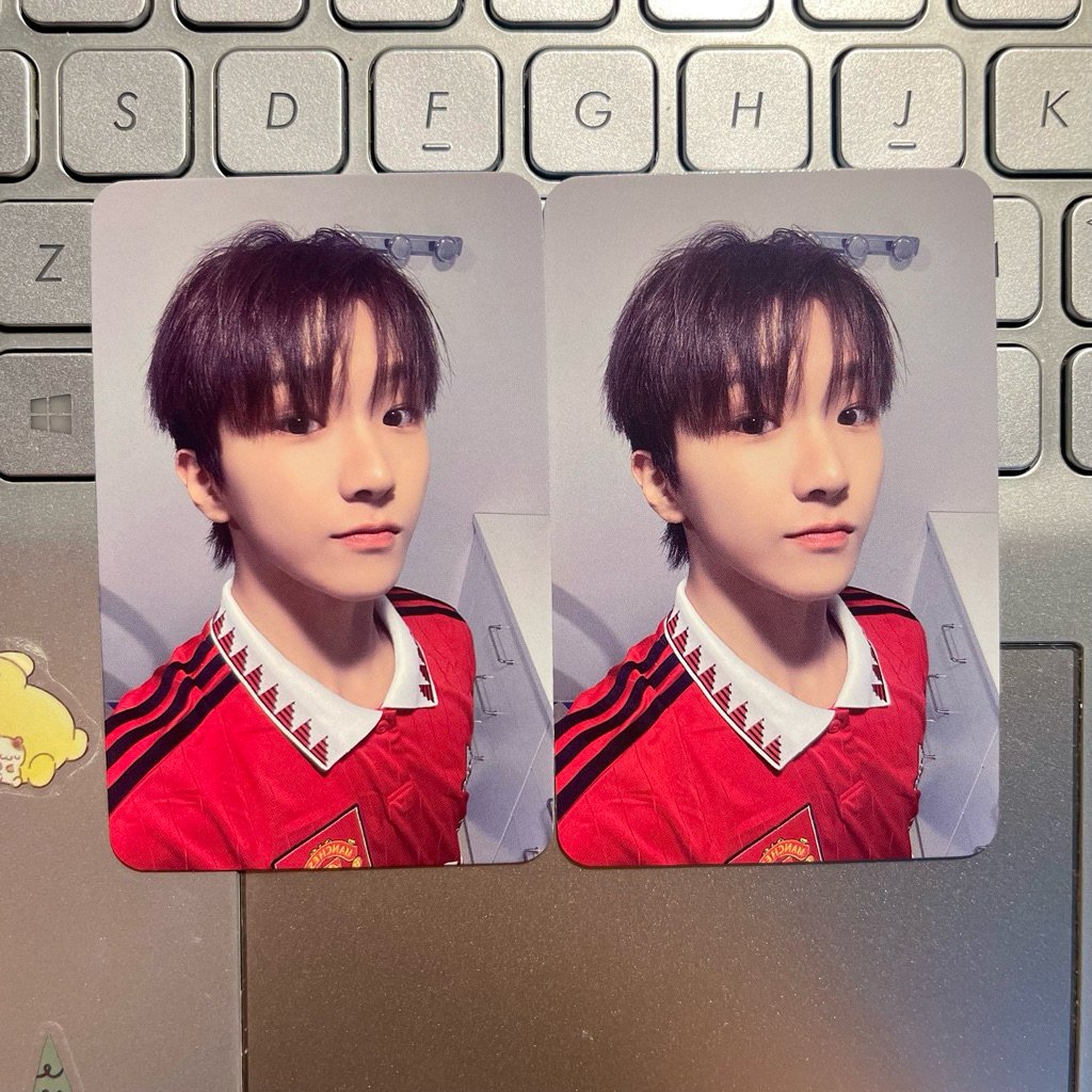 Who is this brave boy? Omg I need Kpop girlgroup members wearing <a href="/ManUtd/">Manchester United</a> jersey too for their photocard, whoever you are, I will definitely buy.