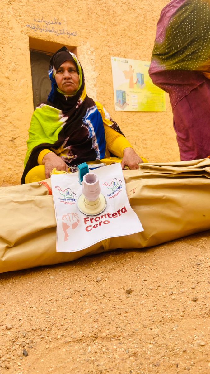 CeroFrontera's tweet photo. Entrega en Bojador de 40 depósitos de agua dentro del proyecto “Agua y Vida”, con los beneficios de la venta de la lotería de Navidad de la asociación.
 Con vosotras, colaboradoras, seguimos llevando agua y esperanza a quienes más lo necesitan. 💧
#AguaYVida #Bojador #Solidaridad https://t.co/WmaKJnsgFT