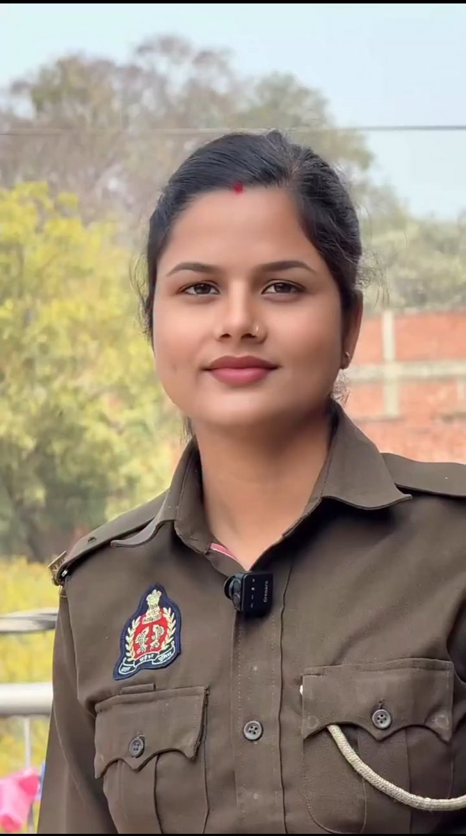 Mountain4u's tweet photo. पुलिस वाली मैडम ने दी जनता को सलाह 
एक चुटकी सिंदूर की कीमत तुम क्या जानो रमेश बाबू।
एक चुटकी सिंदूर की कीमत रमेश बाबू को पता हो या ना हो लेकिन आपको पता होना चाहिए।

जिस दिन आप एक सिंदूर चुटकी उसकी मांग मे भर देंगे उस दिन वह आपकी प्रॉपर्टी की आधी हिस्सेदार वाली हो जाएगी।
 एक चुटकी सिंदूर भरने के बाद अगर आप उसके साथ मारपीट या हिंसा का व्यवहार करते हैं तो वह आप पर केस कर देगी।

अगर आप उसे दहेज की मांग करते हैं तो वह दहेज प्रताड़ना का केस लगाकर आपको जेल भेज देगी।

इन सभी बातों का ध्यान रखकर हमको कोई भी कम सावधानीपूर्वक उठाना होगा।

  बचा हुआ शेष नीचे थ्रेड में