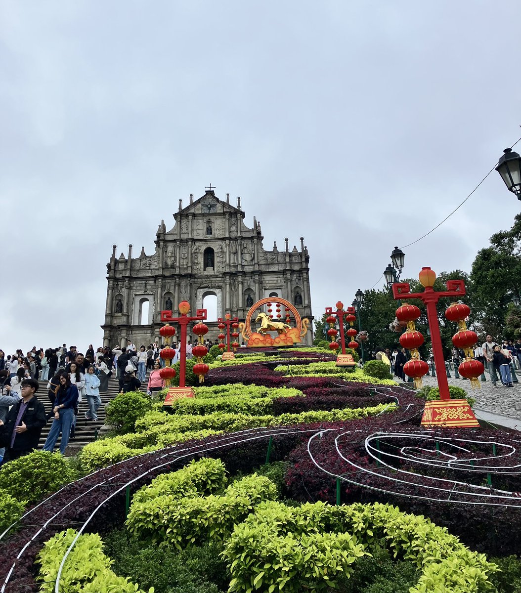 manrei6's tweet photo. 歴史ある街並みと現代が混ざり合う街〜マカオ🇲🇴

世界遺産「大三巴」も春節の装飾で彩られています✨

#春節中のマカオ https://t.co/hfBVYNZIaG