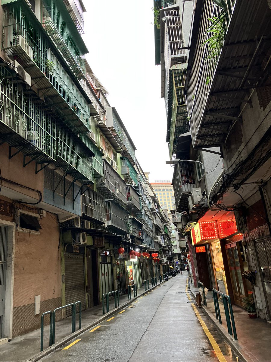 manrei6's tweet photo. 歴史ある街並みと現代が混ざり合う街〜マカオ🇲🇴

世界遺産「大三巴」も春節の装飾で彩られています✨

#春節中のマカオ https://t.co/hfBVYNZIaG