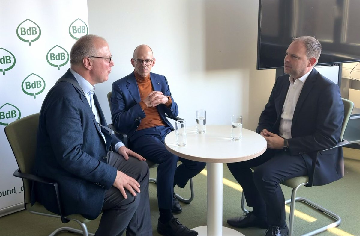 MatthiasBannas's tweet photo. Bei der ersten #berlinbubble Debatte mit Markus Guhl, Bund deutscher Baumschulen und @Meyer_FDP, FDP Berlin, ging es um die Umsetzung des Berliner Baumgesetzes, Investitionen in die Zukunft der Stadt und natürlich auch um den Haushalt. Zum Bericht: https://t.co/7XVnqgm4Wv https://t.co/OY3ZKANfwm