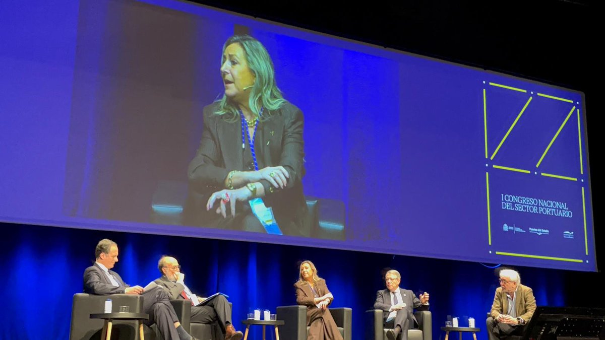 ISMrevistaMar's tweet photo. Nuestra directora, @ElenaMcarques  participa hoy en la Mesa redonda ‘La dimensión socio-humanitaria en los puertos’ moderada por @carlosbotana12, en la 3ª jornada del I Congreso Nacional del Sector Portuario: Un sector estratégico para la economía 🇪🇸.
#ISM #UnidosPorLosPuertos https://t.co/BkYhstX10p