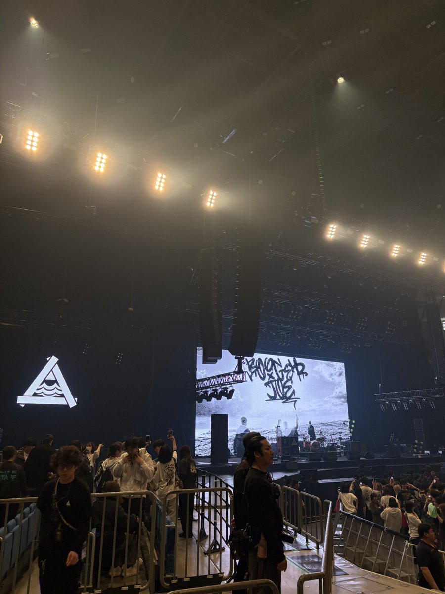 G0mGt's tweet photo. この大きい会場を埋めるハルカミライはもちろんすごいし、同じバンドを好きな仲間がこんなに沢山集まってることもほんとにすごい
ハルカミライはスーパーロックスターだよ https://t.co/DV2Yl0SdLJ