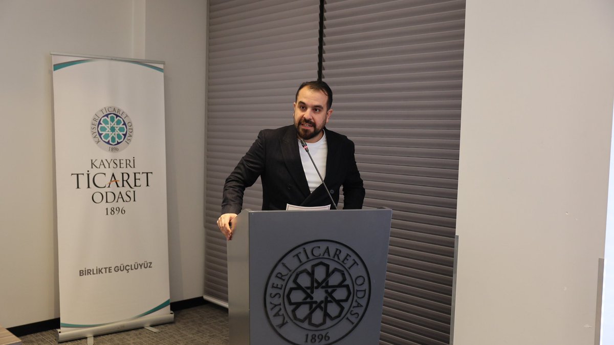 Kayserito's tweet photo. 📌İş dünyası hızla değişiyor.
Rekabet artık sadece mevcut sistemi iyi yönetmekle değil, yenilik üretebilmekle kazanılıyor.     

KTO Akademi tarafından düzenlenen “Stratejik Liderlik ve Yönetim Programı – Vizyoner Liderler İçin Liderlik 2.0” programının ikinci modülü “İnovasyon ve Girişimcilik” eğitiminin ilk günü tamamlandı

Doç. Dr. Adil Oran ile katılımcılar;
• Yenilikçi iş modelleri
• Dijital dönüşümün iş süreçlerine etkileri
• Girişimcilikte stratejik karar alma
• Teknoloji ve iş modeli entegrasyonu
konularını masaya yatırdı.

Katılımcıların yalnızca dinlediği değil; düşündüğü, tartıştığı ve birlikte ürettiği bu öğrenme deneyimi yarın ikinci gün oturumları ile devam edecek.

KTO Akademi olarak iş dünyasının liderlerine geleceği şekillendirecek bilgi ve perspektifler kazandırmaya devam ediyoruz.

@AbdullahGul_UNV 
@adiloran