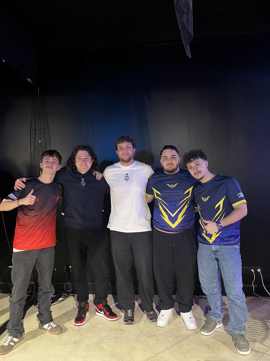 YaxsR6s's tweet photo. Bon je m’y prends un peu tard, je fais ce message pour 
@Skyteenli 
@NewaGiveUp 
@Zenth45 
@Bibxoo_WASP 
Un grand merci pour ce week-end fou, l’objectif était de passer un bon week-end et c’est plutôt réussi ! 

Merci au staff de la @WaspEsport ❤️ https://t.co/FeZsl8wx9H