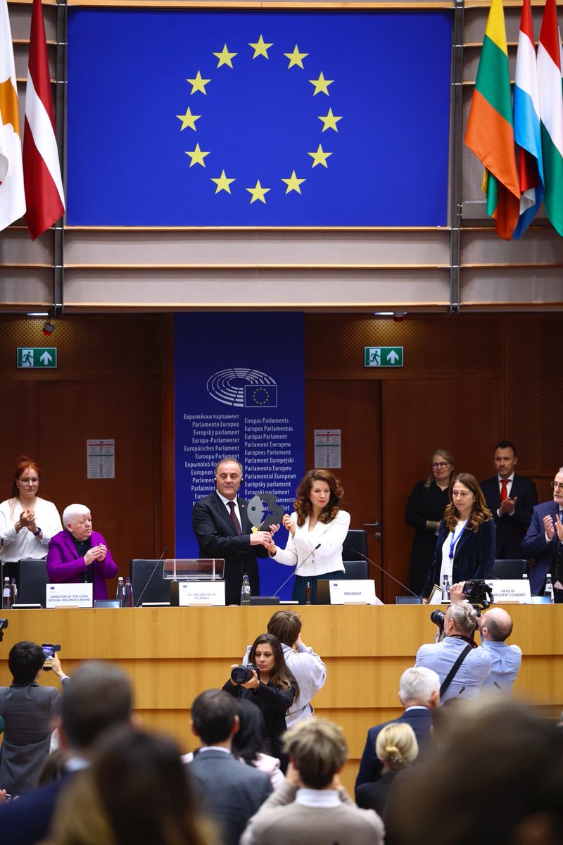 Congratulations to <a href="/ekrem_imamoglu/">Ekrem İmamoğlu</a>, 2025 Mayor Paweł Adamowicz Award laureate, honouring his courage in defending local democracy under pressure. 
Thanks to Acting Istanbul Mayor <a href="/nuriaslan_tr/">Nuri Aslan</a> for accepting it. 

#AdamowiczAward