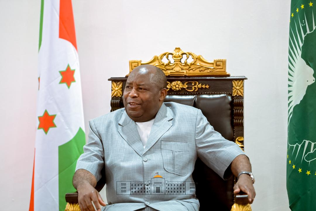 NtareHouse's tweet photo. Le Chef de l'Etat et Président en Exercice de l'@_AfricanUnion SE @GeneralNeva a reçu en audience ce 5/3 au Palais de Kiriri le Directeur Régional de l'O.M.S pour l'Afrique,  Dr. Mohamed Yakub JANABI. https://t.co/2qqDp22rZF