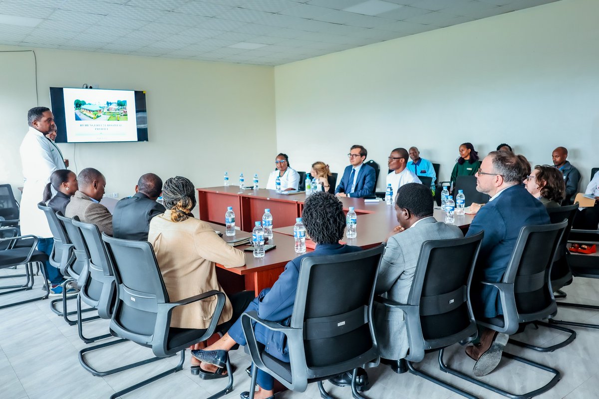 MusanzeDistrict's tweet photo. Le Maire @NsengClaudien s’est joint à @Ruhengerirefer1 pour accueillir Hon. @aur_rousseau, le député à l'@AssembleeNat et président du groupe d’amitié 🇫🇷-🇷🇼avec la délégation qu’il conduit, dans le cadre d’une visite visant à renforcer la coopération dans le secteur de la sante. https://t.co/ZZ7rHki2nB