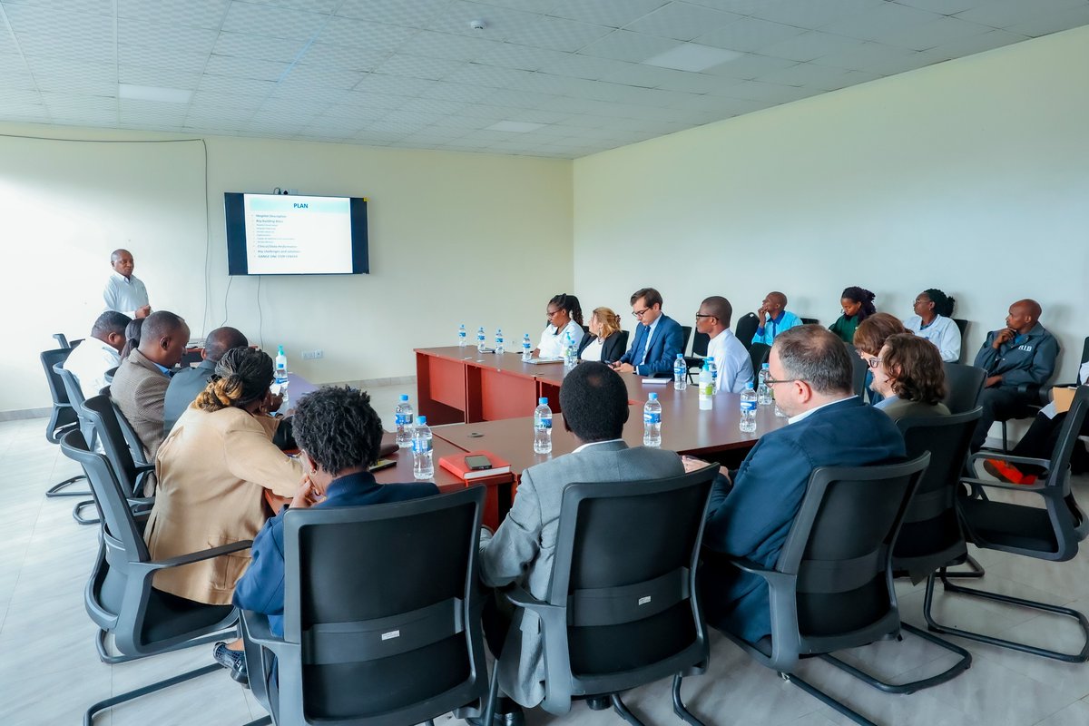 MusanzeDistrict's tweet photo. Le Maire @NsengClaudien s’est joint à @Ruhengerirefer1 pour accueillir Hon. @aur_rousseau, le député à l'@AssembleeNat et président du groupe d’amitié 🇫🇷-🇷🇼avec la délégation qu’il conduit, dans le cadre d’une visite visant à renforcer la coopération dans le secteur de la sante. https://t.co/ZZ7rHki2nB